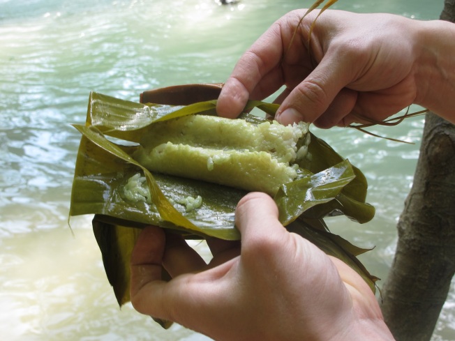 Tipik bir Laos yiyeceği: Muz yaprağına sarılmış yapışkan pirinç (sticky rice)