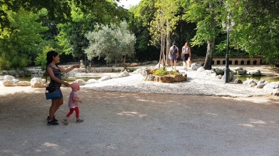 Atina'da The National Gardens ziyareti. Halka açık, giriş ücretsiz, içinde keçi, koyun ve kuşların olduğu minik bir hayvanat bahçesi ve çocuk oyun alanı var.